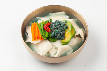  Handmade noodles boiled with tea leaves.