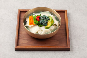  Handmade noodles boiled with tea leaves.