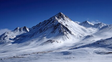 Obraz premium Snowy Mountain Peaks: Breathtaking Winter Landscape Adventure