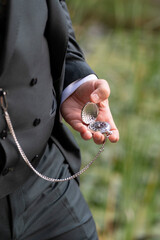 Hombre con un reloj con cadena