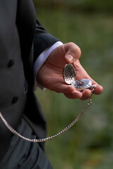 Hombre con un reloj con cadena