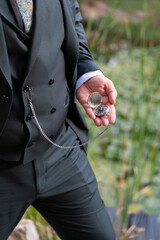 Hombre con un reloj con cadena