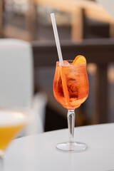 Cocktail naranja refrescante en verano