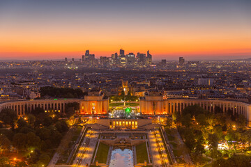 Vue a&eacute;rienne de la ville de Paris la nuit en France