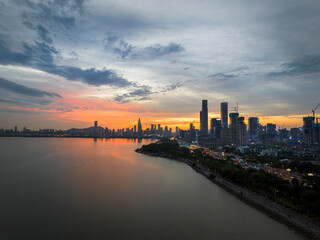 Fototapeta premium Shenzhen Bay skyline at Dusk