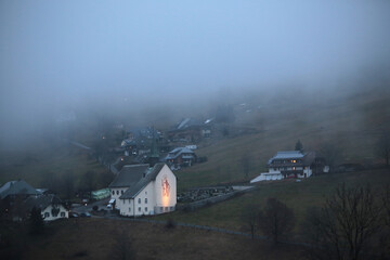 Hofsgrund im Nebel im Herbst