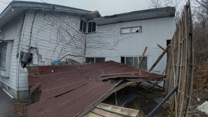 倒壊した小屋によって破壊された外壁