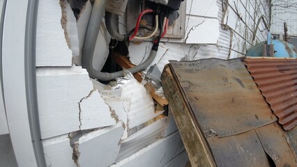 倒壊した小屋によって破壊された外壁