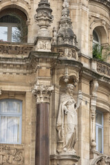 Obraz premium The statue on the historic buildings on the street Leysstraat in Antwerp