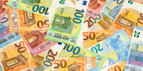 Viele Euro Geldscheine und Banknoten liegen zusammen auf einem Haufen