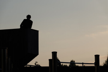 Silhouette eines Mannes in Rückansicht