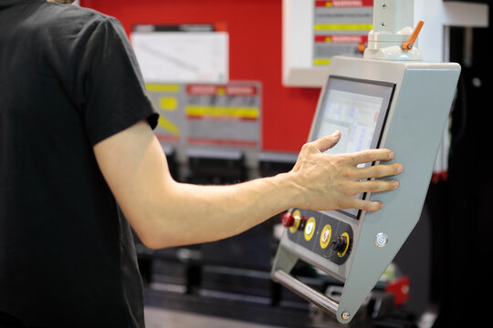 operator programming CNC press brake machine