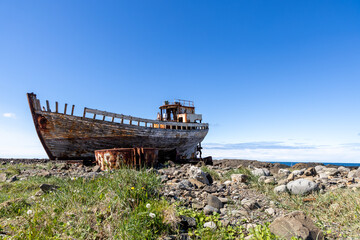 Hofrungur AK 91 shipwreck with copy space