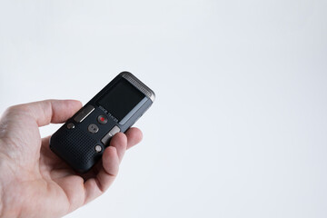 Mano che regge un registratore vocale