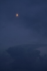 Später Abend oder frühe Nacht Himmel mit Wolken und Stimmung
