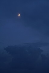 Später Abend oder frühe Nacht Himmel mit Wolken und Stimmung