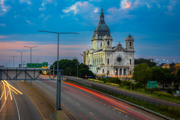 Obraz premium Vibrant view of Basilica of Saint Mary at dusk across busy highway