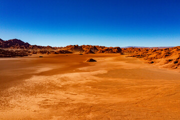 Vista panorámica del valle rojizo del Desierto del Diablo en Salta, Argentina