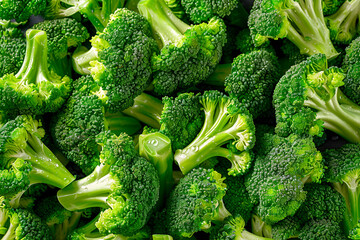 Świeże brokuły na ciemnym tle – makrofotografia warzywna