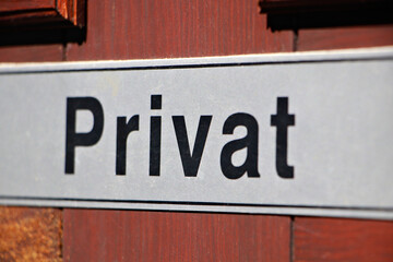 Das Schild mit der Aufschrift Privat