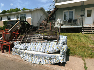 Meubles et déchets à l'extérieur d'une maison. Expulsion d'un logement. Malpropreté.