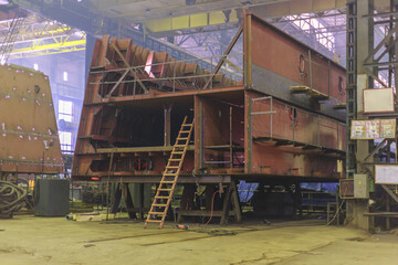 Assembly of the inner hull of an icebreaker in a shipyard workshop.