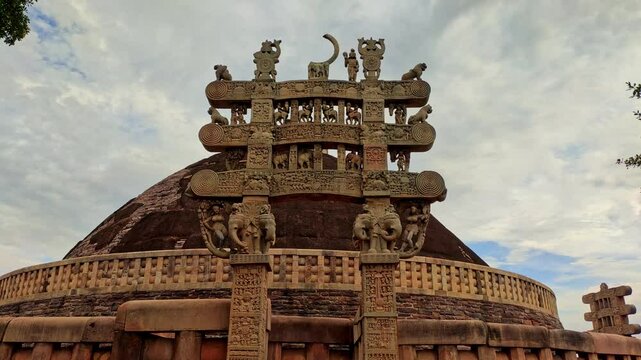 sanchi stupa | ancient sanchi stupa in madhya pradesh, india | symbol of buddist architecture | unesco world heritage site