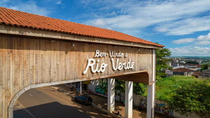 Portal da cidade de Rio Verde em Goias com a bandeira do Brasil tremulando