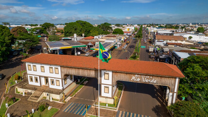 Portal da cidade de Rio Verde em Goias com a bandeira do Brasil tremulando
