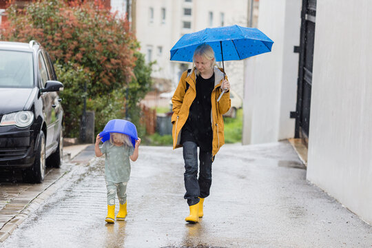 Children with large age gap in the rain 