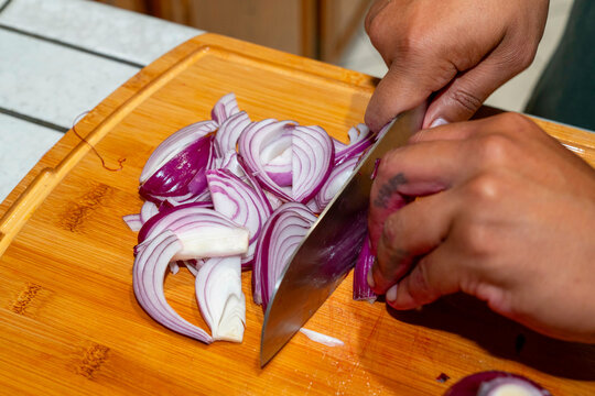 slicing red onion 