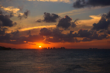 Obraz premium Sea beach with sky sunset or sunrise. Clouds over the sunset sea.