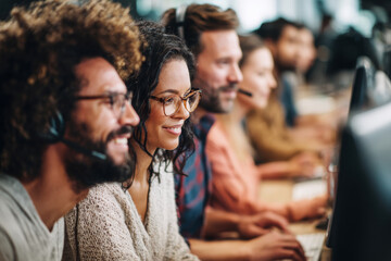 Obraz premium Diverse employees in corporate environment support center analyzing data and helping customers to resolve issues