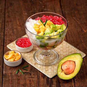 Es teler, Es Oyen is an Indonesian fruit cocktail. Avocado, coconut meat, grass jelly, jackfruit and other fruits are served with coconut milk, sweetened condensed milk, and sugar