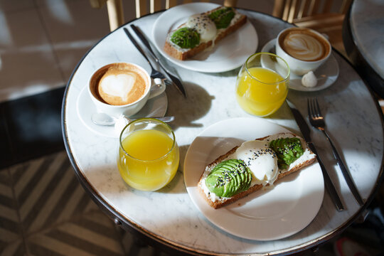 Brunch with coffee and smoothies at the cafe