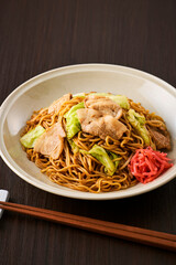 お皿に盛られた日本の焼きそばと紅しょうが　Japanese Yakisoba Noodles with Pork and Pickled Ginger on a Plate