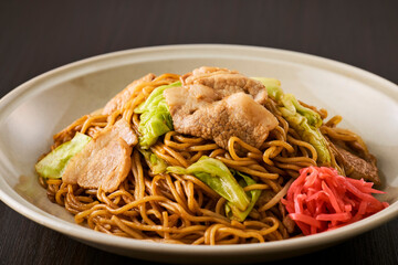 お皿に盛られた日本の焼きそばと紅しょうが　Japanese Yakisoba Noodles with Pork...