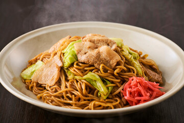 お皿に盛られた日本の焼きそばと紅しょうが　Japanese Yakisoba Noodles with Pork...