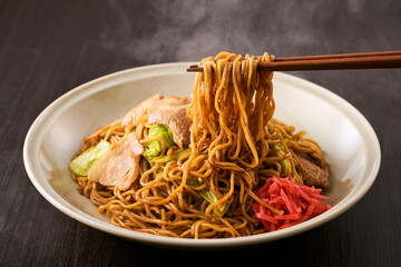 お皿に盛られた日本の焼きそばと紅しょうが　Japanese Yakisoba Noodles with Pork...