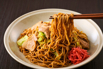 お皿に盛られた日本の焼きそばと紅しょうが　Japanese Yakisoba Noodles with Pork...