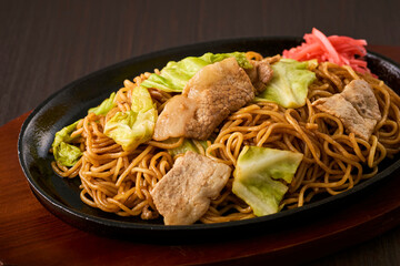 鉄板にのった熱々の焼きそば　Japanese Fried Noodles (Yakisoba) on a Hot Iron Plate