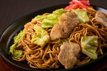 鉄板にのった熱々の焼きそば　Japanese Fried Noodles (Yakisoba) on a Hot Iron Plate