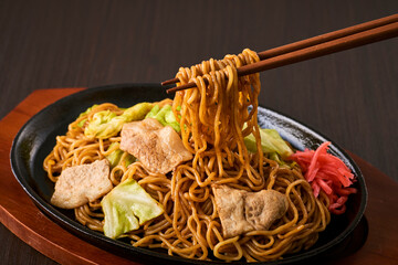 鉄板にのった熱々の焼きそば　Japanese Fried Noodles (Yakisoba) on a Hot Iron Plate