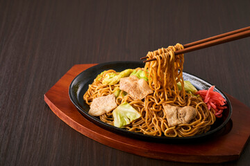 鉄板にのった熱々の焼きそば　Japanese Fried Noodles (Yakisoba) on a Hot Iron Plate