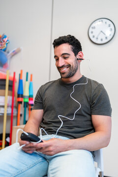 Pacient using electrodes for electromyography on ear
