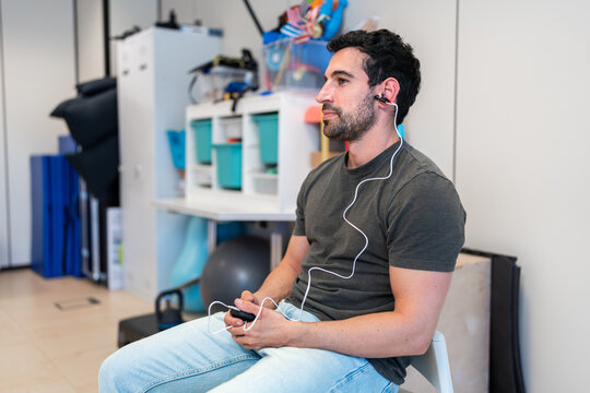 Pacient using electrodes for electromyography on ear
