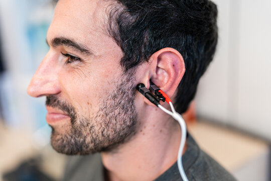 Pacient using electrodes for electromyography on ear