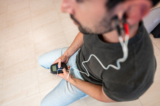 Pacient using electrodes for electromyography on ear