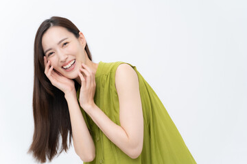 白バックでスキンケアをする若い女性