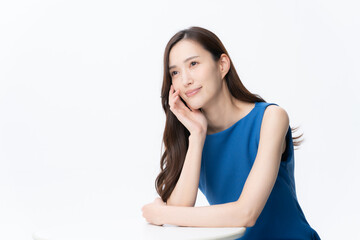 白バックでスキンケアをする若い女性